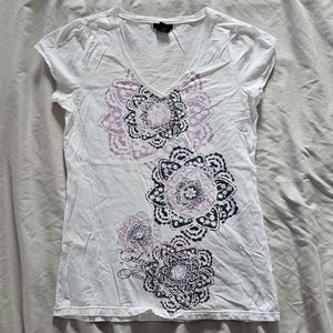 White grunge floral design form fit v neck tee